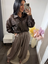 Load image into Gallery viewer, Top button sofia
