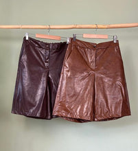 Load image into Gallery viewer, Short leather Samara
