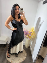 Load image into Gallery viewer, Dress satin Luisa
