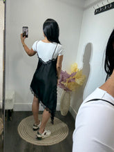 Load image into Gallery viewer, Dress satin Luisa
