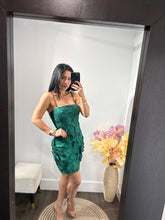 Load image into Gallery viewer, Dress Star
